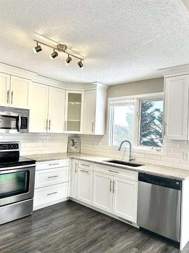 7 Canyon Court West, Lethbridge, AB - Indoor Photo Showing Kitchen With Upgraded Kitchen