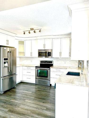 7 Canyon Court West, Lethbridge, AB - Indoor Photo Showing Kitchen With Double Sink