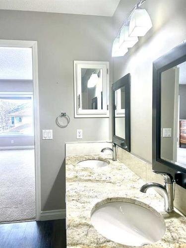 7 Canyon Court West, Lethbridge, AB - Indoor Photo Showing Bathroom