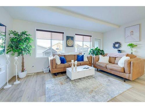 6 Tallman Close, Red Deer, AB - Indoor Photo Showing Living Room