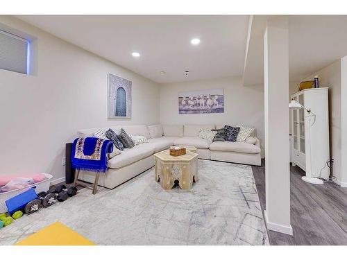 6 Tallman Close, Red Deer, AB - Indoor Photo Showing Living Room