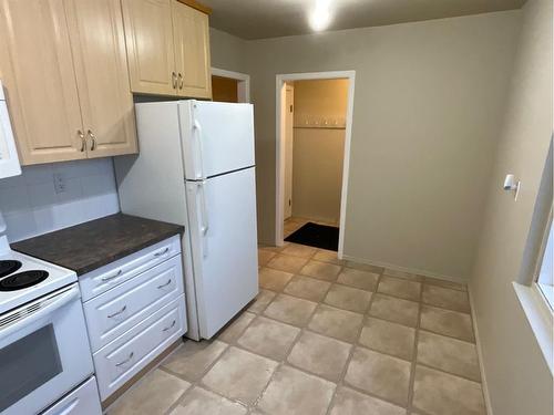 1202-3907 39 Street, Red Deer, AB - Indoor Photo Showing Kitchen