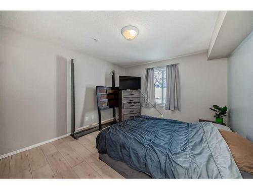 114-60 Lawford Avenue, Red Deer, AB - Indoor Photo Showing Bedroom