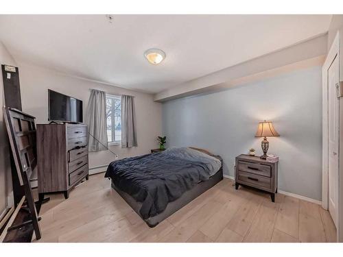 114-60 Lawford Avenue, Red Deer, AB - Indoor Photo Showing Bedroom