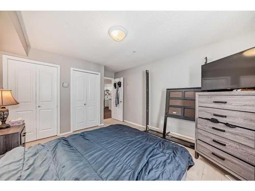 114-60 Lawford Avenue, Red Deer, AB - Indoor Photo Showing Bedroom