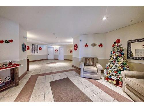 114-60 Lawford Avenue, Red Deer, AB - Indoor Photo Showing Living Room