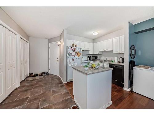 114-60 Lawford Avenue, Red Deer, AB - Indoor Photo Showing Kitchen