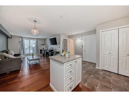 114-60 Lawford Avenue, Red Deer, AB - Indoor Photo Showing Living Room