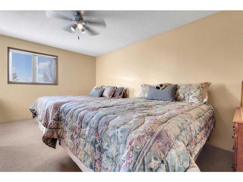 422035 Highway 2A, Rural Ponoka County, AB - Indoor Photo Showing Bedroom