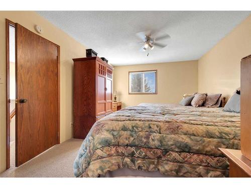 422035 Highway 2A, Rural Ponoka County, AB - Indoor Photo Showing Bedroom