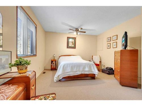 422035 Highway 2A, Rural Ponoka County, AB - Indoor Photo Showing Bedroom