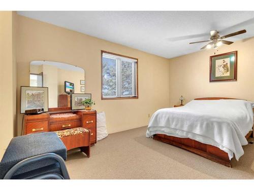 422035 Highway 2A, Rural Ponoka County, AB - Indoor Photo Showing Bedroom