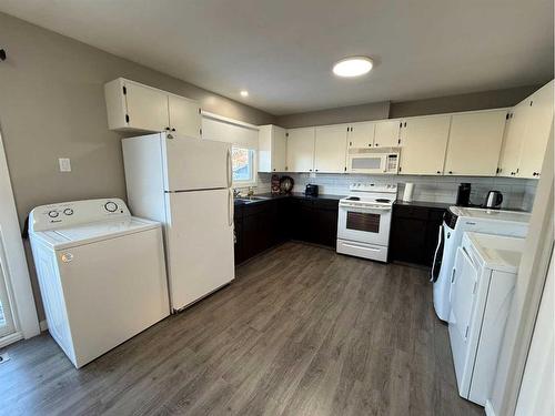 4208 48 Ave, Ponoka, AB - Indoor Photo Showing Kitchen With Double Sink