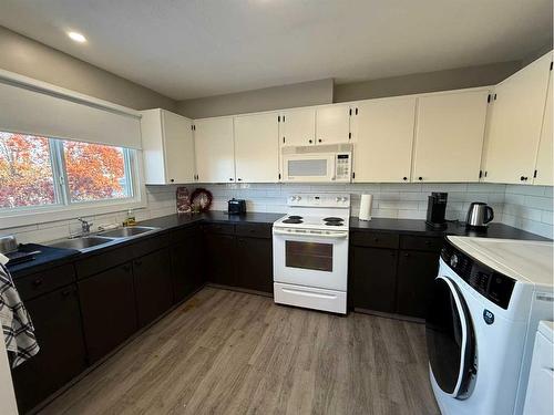 4208 48 Ave, Ponoka, AB - Indoor Photo Showing Kitchen With Double Sink