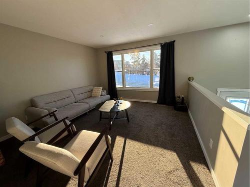 4208 48 Ave, Ponoka, AB - Indoor Photo Showing Living Room