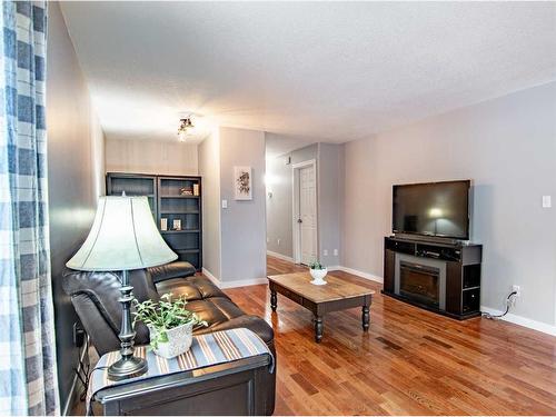 5144 52 Street, Caroline, AB - Indoor Photo Showing Living Room