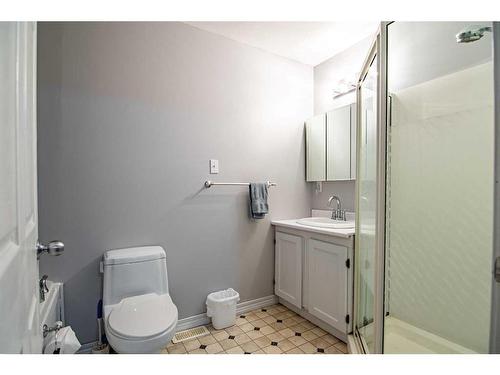 5144 52 Street, Caroline, AB - Indoor Photo Showing Bathroom