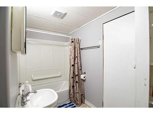 5144 52 Street, Caroline, AB - Indoor Photo Showing Bathroom