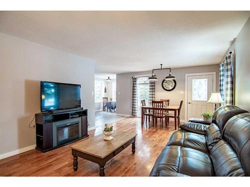 5144 52 Street, Caroline, AB - Indoor Photo Showing Living Room