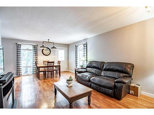 5144 52 Street, Caroline, AB - Indoor Photo Showing Living Room