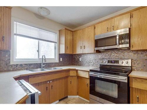 6126 52 Street Close, Ponoka, AB - Indoor Photo Showing Kitchen With Double Sink