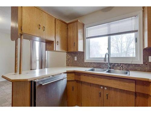 6126 52 Street Close, Ponoka, AB - Indoor Photo Showing Kitchen With Double Sink