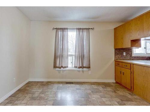 6126 52 Street Close, Ponoka, AB - Indoor Photo Showing Kitchen