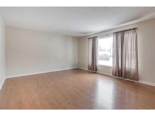 6126 52 Street Close, Ponoka, AB - Indoor Photo Showing Other Room