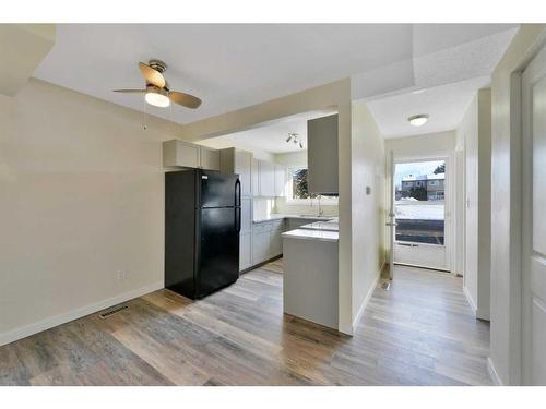 #22-96 Holmes Street, Red Deer, AB - Indoor Photo Showing Kitchen