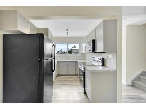 #22-96 Holmes Street, Red Deer, AB - Indoor Photo Showing Kitchen