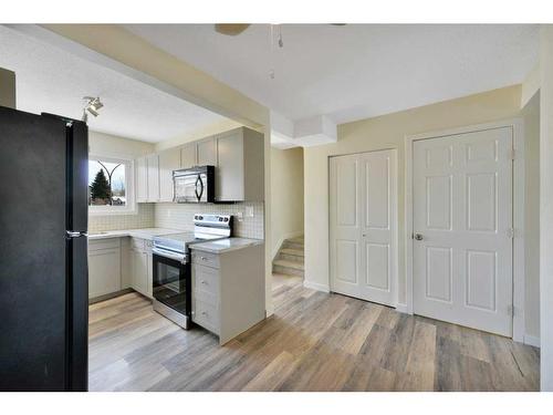 #22-96 Holmes Street, Red Deer, AB - Indoor Photo Showing Kitchen