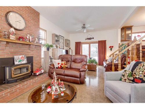 5450 49 Avenue, Lacombe, AB - Indoor Photo Showing Living Room