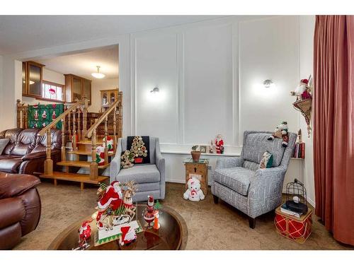 5450 49 Avenue, Lacombe, AB - Indoor Photo Showing Living Room