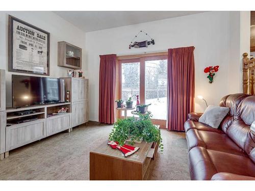 5450 49 Avenue, Lacombe, AB - Indoor Photo Showing Living Room