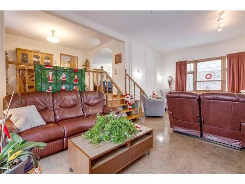 5450 49 Avenue, Lacombe, AB - Indoor Photo Showing Living Room