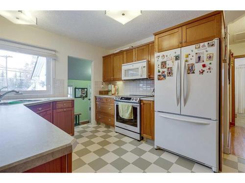 5450 49 Avenue, Lacombe, AB - Indoor Photo Showing Kitchen