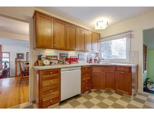 5450 49 Avenue, Lacombe, AB - Indoor Photo Showing Kitchen