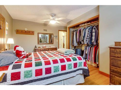 5450 49 Avenue, Lacombe, AB - Indoor Photo Showing Bedroom