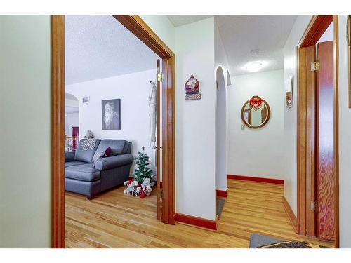 5450 49 Avenue, Lacombe, AB - Indoor Photo Showing Living Room