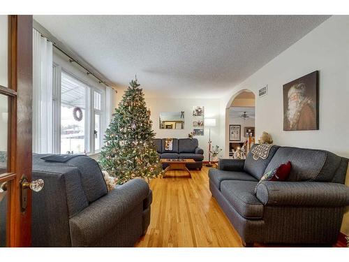 5450 49 Avenue, Lacombe, AB - Indoor Photo Showing Living Room