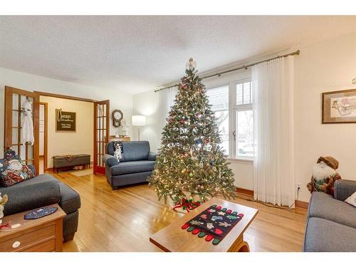 5450 49 Avenue, Lacombe, AB - Indoor Photo Showing Living Room