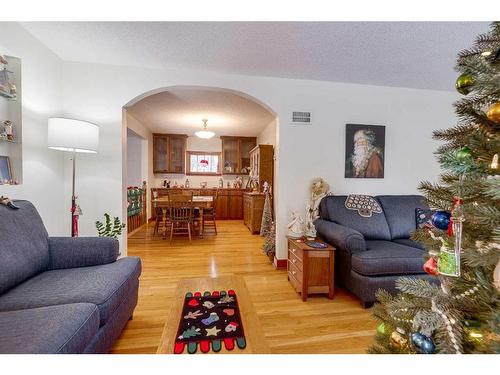 5450 49 Avenue, Lacombe, AB - Indoor Photo Showing Dining Room