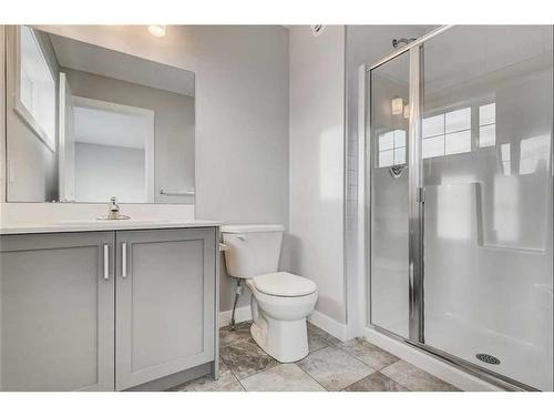 386 Hillcrest Road Sw, Airdrie, AB - Indoor Photo Showing Bathroom