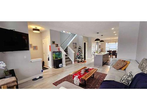 386 Hillcrest Road Sw, Airdrie, AB - Indoor Photo Showing Living Room