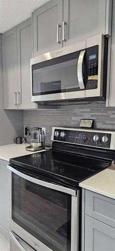 386 Hillcrest Road Sw, Airdrie, AB - Indoor Photo Showing Kitchen With Upgraded Kitchen