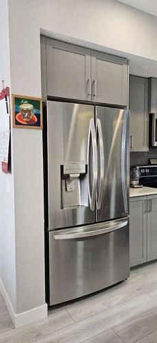 386 Hillcrest Road Sw, Airdrie, AB - Indoor Photo Showing Kitchen