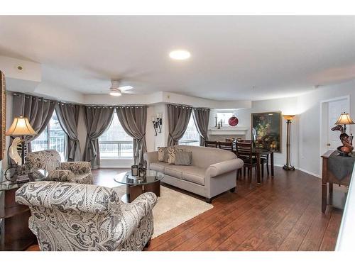 112-6118 53 Avenue, Red Deer, AB - Indoor Photo Showing Living Room