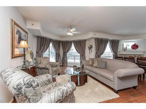 112-6118 53 Avenue, Red Deer, AB - Indoor Photo Showing Living Room