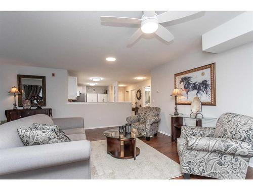 112-6118 53 Avenue, Red Deer, AB - Indoor Photo Showing Living Room