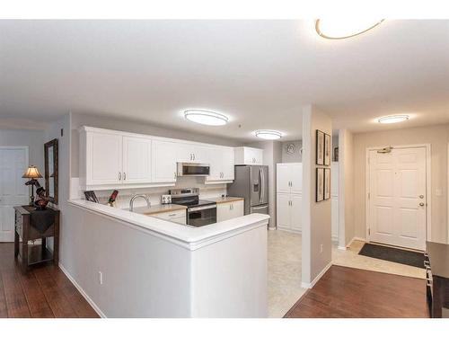 112-6118 53 Avenue, Red Deer, AB - Indoor Photo Showing Kitchen